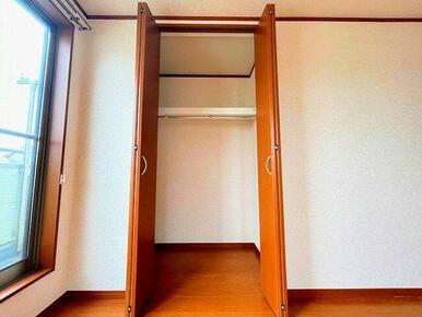 「２階南東側居室収納」衣類だけでなく季節物の片付けにも便利なウォークインクローゼットです。