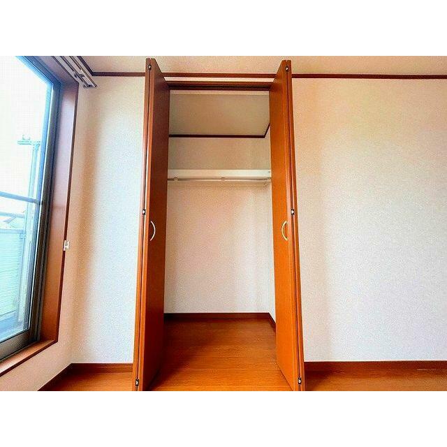 「２階南東側居室収納」衣類だけでなく季節物の片付けにも便利なウォークインクローゼットです。