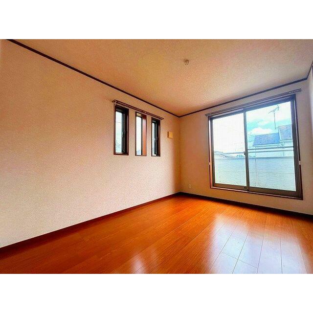 「２階南東側居室」朝から明るい光が差し込み健やかな朝を迎えられるお部屋です。