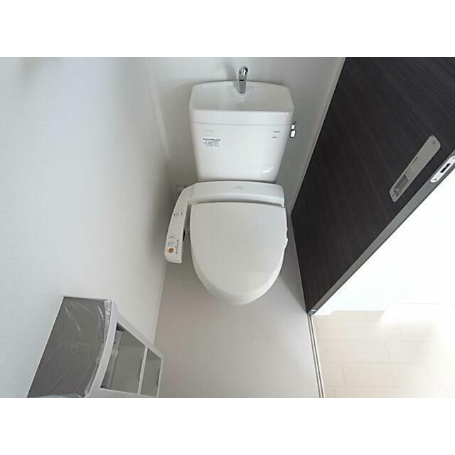 シャワー機能付きの暖房便座が付いています。シンプルで機能的な使い勝手の良いトイレです♪