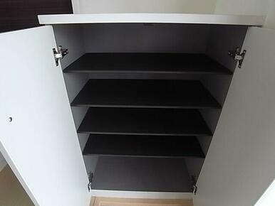 【玄関】上下に分かれた下駄箱は収納量はもちろん、お花や写真などを飾って彩りのある空間を演出できます♪