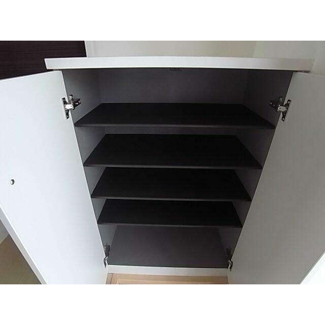 【玄関】上下に分かれた下駄箱は収納量はもちろん、お花や写真などを飾って彩りのある空間を演出できます♪