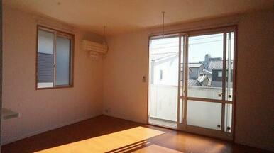 【ＬＤＫ】角部屋なので２面の窓から明るい陽射しがそそぐ快適な空間です◎もちろん冷暖房が付いています…