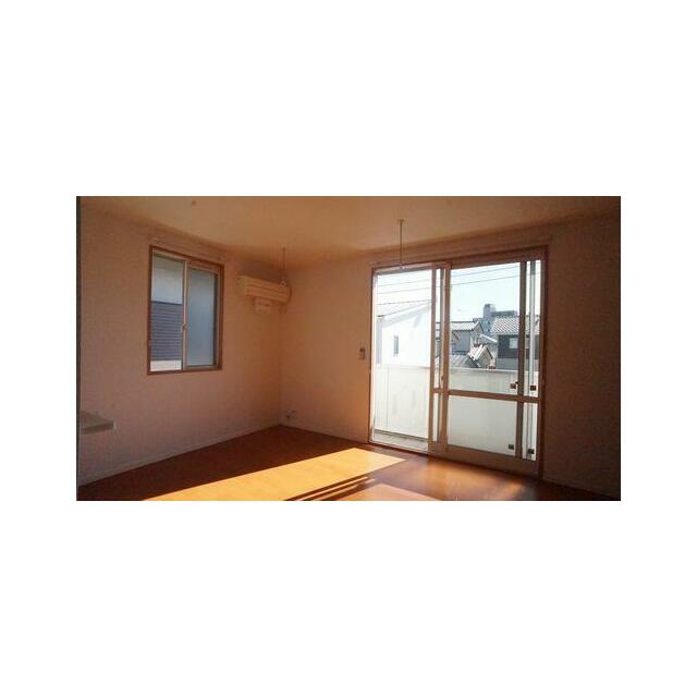【ＬＤＫ】角部屋なので２面の窓から明るい陽射しがそそぐ快適な空間です◎もちろん冷暖房が付いています…
