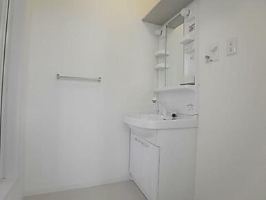 朝の洗顔や寝る前のブラッシングなど機能的で使い勝手の良いタイプです。化粧台の横には洗濯機も置けます♪