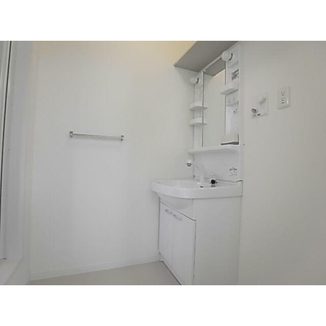 朝の洗顔や寝る前のブラッシングなど機能的で使い勝手の良いタイプです。化粧台の横には洗濯機も置けます♪