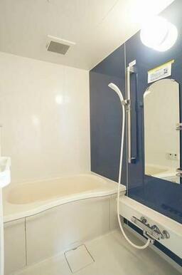 アクセントパネルが映えるユニットバス