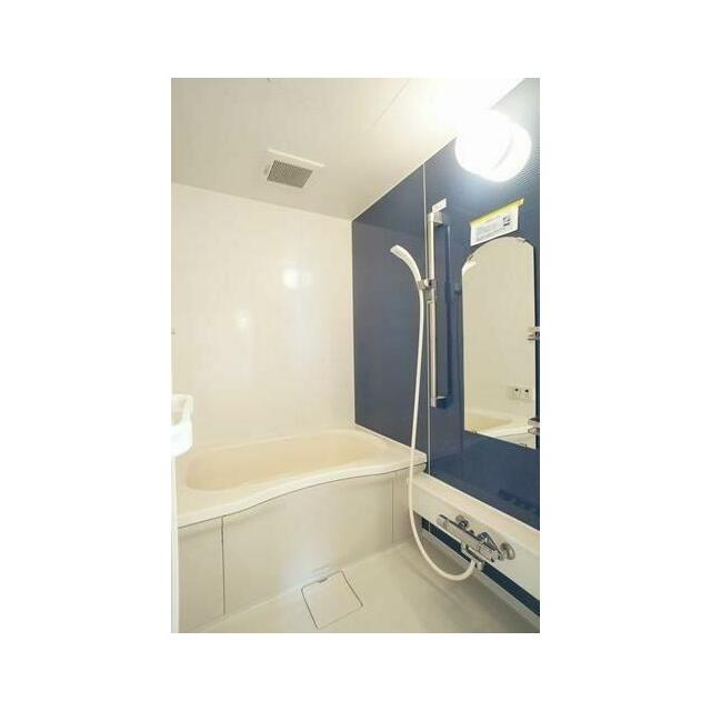 アクセントパネルが映えるユニットバス