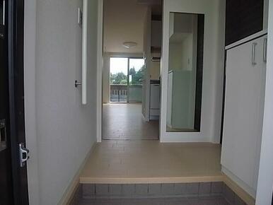 【玄関】上下に分かれた下駄箱は収納量はもちろん、お花や写真などを飾って彩りのある空間を演出できます♪