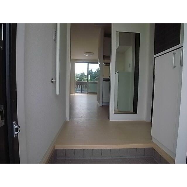 【玄関】上下に分かれた下駄箱は収納量はもちろん、お花や写真などを飾って彩りのある空間を演出できます♪