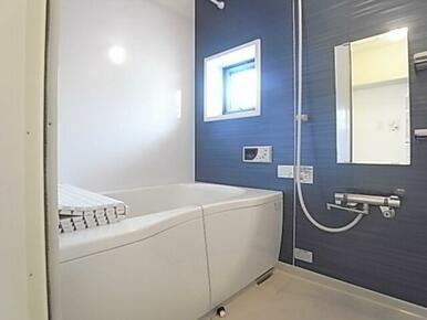 追い炊き機能付きの浴室です。浴槽にお湯をためてお仕事で疲れた体をゆっくりと休めて下さい♪