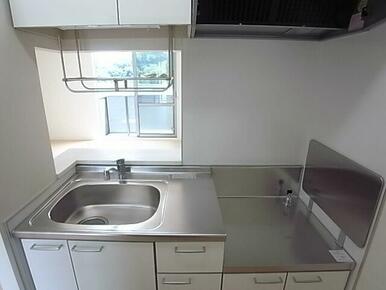 【キッチン】上下に分かれた戸棚は収納力◎大型の換気扇も付いてお料理好きの方も大満足です◎