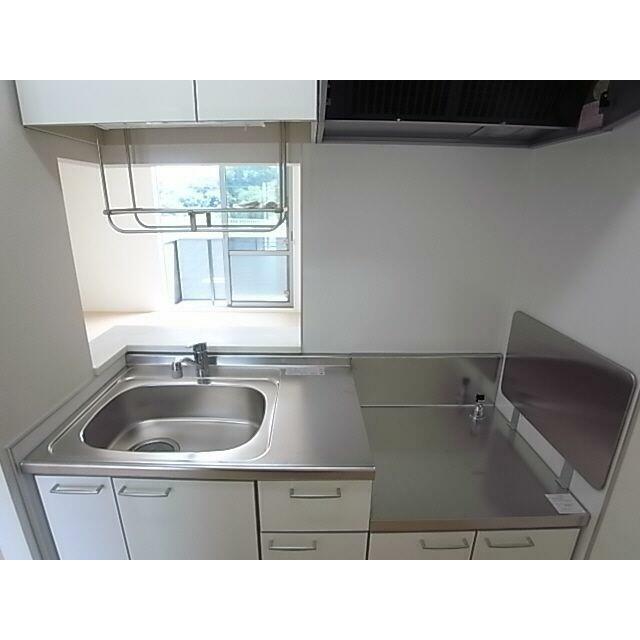 【キッチン】上下に分かれた戸棚は収納力◎大型の換気扇も付いてお料理好きの方も大満足です◎