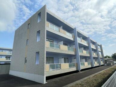 落ち着いた住宅街に立つ安心感のあるRC造マンション