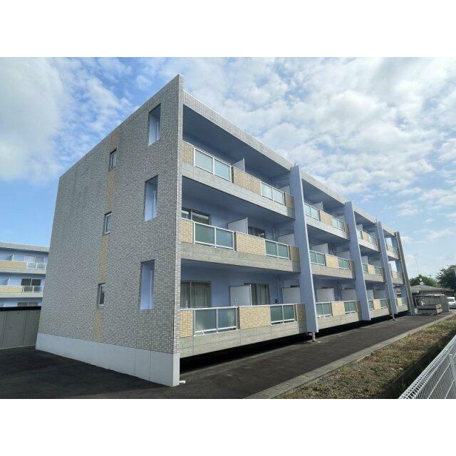 落ち着いた住宅街に立つ安心感のあるRC造マンション