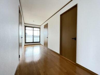 ゆとりのある2階のホールスペース！バルコニーへの出入りも可能です！