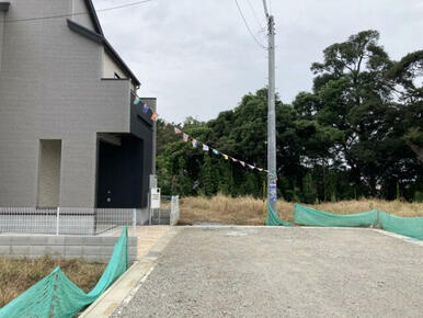 【街並み】ゆとりある前面道路で安心の住環境！