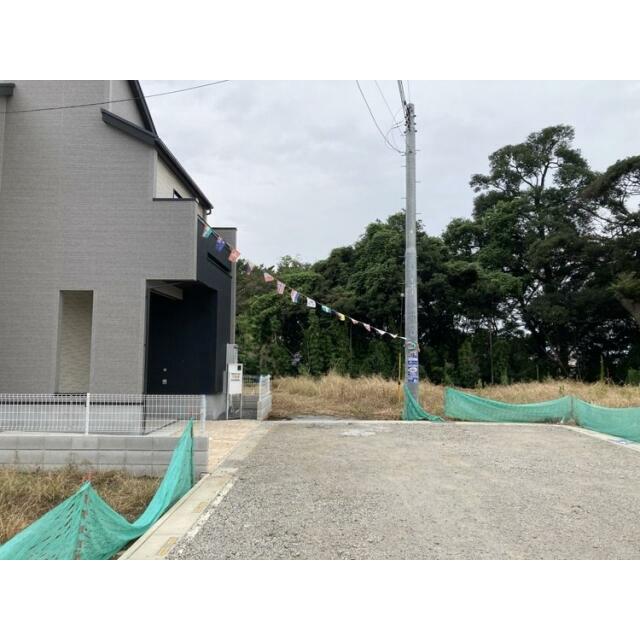 【街並み】ゆとりある前面道路で安心の住環境！