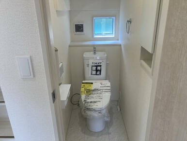 【トイレ/1号棟】窓付きで明るく快適なトイレです♪