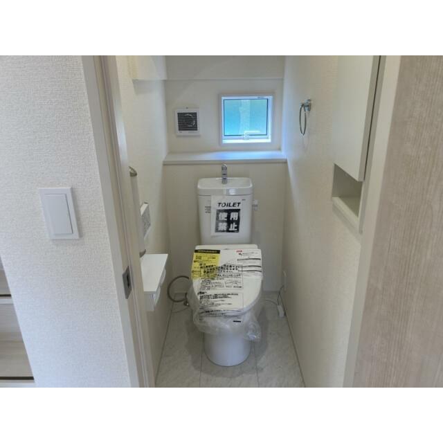 【トイレ/1号棟】窓付きで明るく快適なトイレです♪