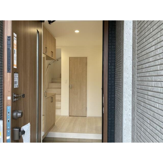 【玄関/1号棟】ご家族やゲストを明るく迎える玄関です♪