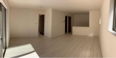 リビングはお気に入りのソファやクッションでくつろげる空間に（1号棟）