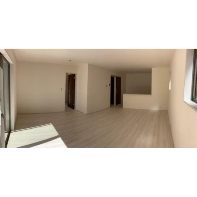 リビングはお気に入りのソファやクッションでくつろげる空間に（1号棟）