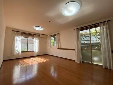 リビング（１６．０帖、角部屋、２面採光）