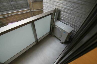 【バルコニー】天気の良い日は外で洗濯物を干す事が出来ます♪