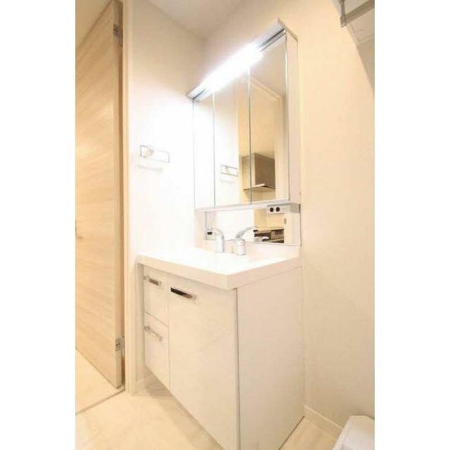 【洗面台】独立洗面台となっております。洗面台はシャワーヘッドが伸ばせます。