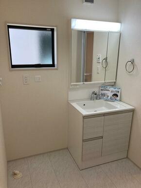 お化粧やヘアセットが楽しくなる洗面スペース（2号棟）