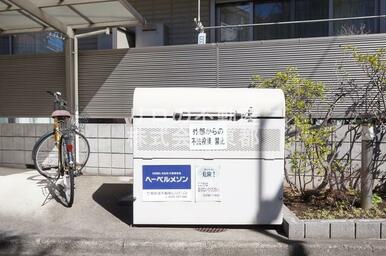 蓋つきのゴミ置き場あります。衛生的ですね♪