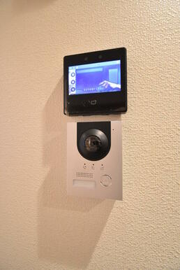 玄関にも顔認証システムが設置されています。