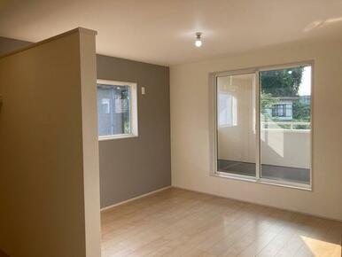 モダンなアクセントクロス採用で壁も一つのインテリア（1号棟）