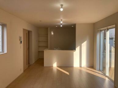 家具のデザインや配置でリビングの印象は大きく変わります。ぜひ自分の感性に合う空間を（1号棟）