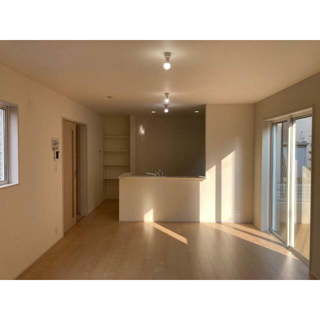 家具のデザインや配置でリビングの印象は大きく変わります。ぜひ自分の感性に合う空間を（1号棟）