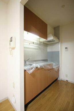 ◆キッチン◆リビングから直接見えない工夫がされています。来客用のテレビドアホンや給湯器のリモコンは…