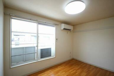 洋室　エアコン付きの５．４帖の洋室。壁面には可動式フックが付いた化粧膜板を設置。洋服や小物が掛けら…