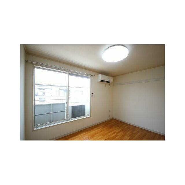 洋室　エアコン付きの５．４帖の洋室。壁面には可動式フックが付いた化粧膜板を設置。洋服や小物が掛けら…