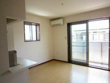 角部屋リビング。エアコン１台付き