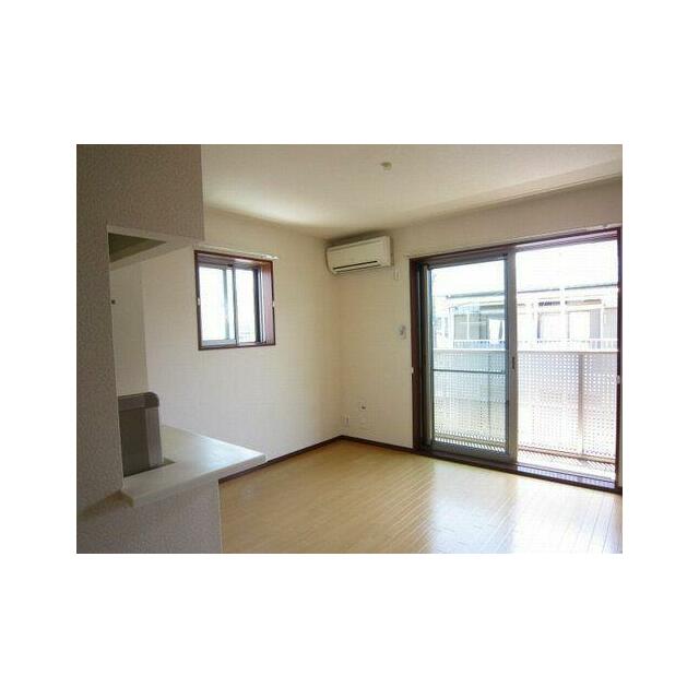 角部屋リビング。エアコン１台付き