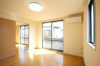 ◆リビング(1)◆ＬＥＤ照明完備。角部屋の為、リビングには窓が２箇所♪♪　隣の洋室と続いている為、…