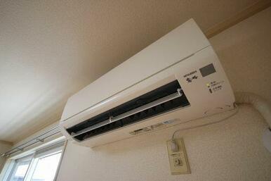 洋室にはエアコンの設置がございます