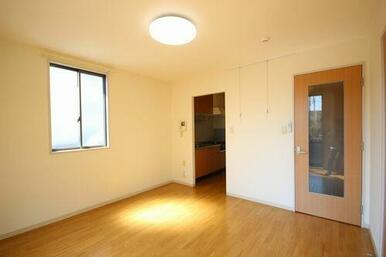 ◆リビング(2)◆床や建具は柔らかい木目調。幅広い家具とのマッチングも可能です♪