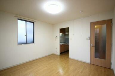 ◆リビング(2)◆床や建具は柔らかい木目調。幅広い家具とのマッチングも可能です♪