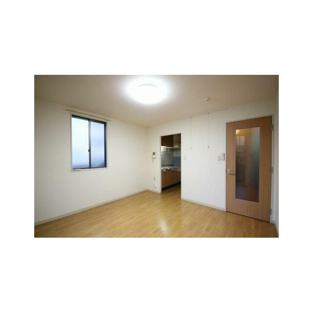 ◆リビング(2)◆床や建具は柔らかい木目調。幅広い家具とのマッチングも可能です♪