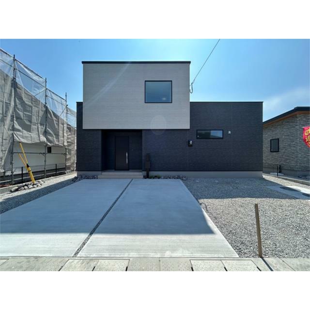 長期優良住宅、太陽光発電有。ツートンカラーの外壁がスタイリッシュな３ＬＤＫ（２０２６年３月撮影）