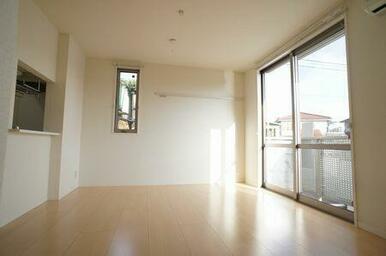 【洋室】すっきりと明るい印象のフローリングを採用しています◆角部屋ならではの２面採光◆窓サッシの外…