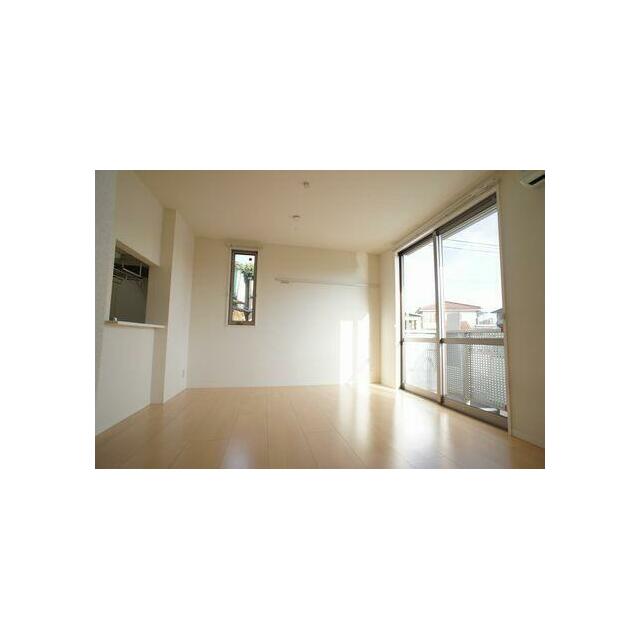 【洋室】すっきりと明るい印象のフローリングを採用しています◆角部屋ならではの２面採光◆窓サッシの外…