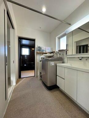 三面鏡つきの広々とした脱衣所。